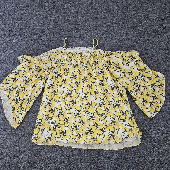Cold shoulder lemon print blouse.  Flat friendly! - Picture 1 of 9